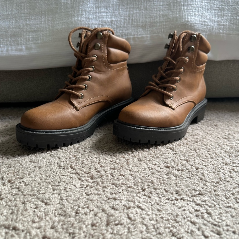 Universal Thread Lace Up Boots Size 6